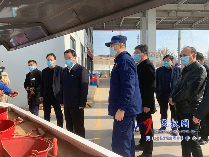 市人大常委會(huì)副主任、縣委書記姬脈常查看節(jié)前安全生產(chǎn)和市場(chǎng)供應(yīng)情況