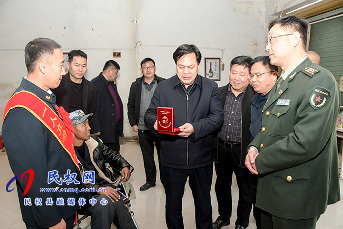 縣委常委、政法委書記、副縣長孟祥亮走訪慰問立功受獎(jiǎng)軍人家屬