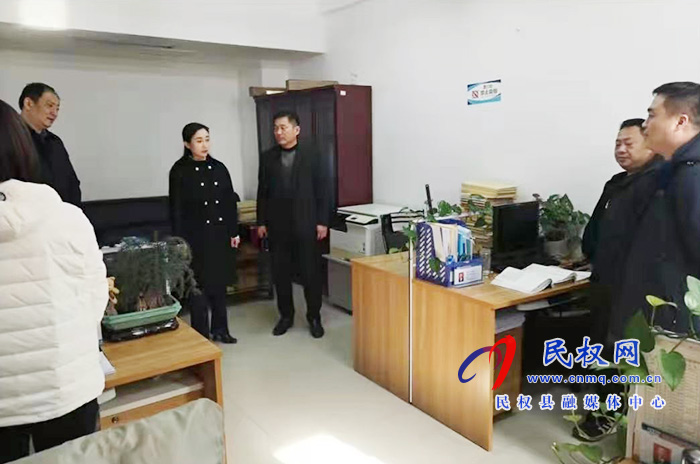 副縣長(zhǎng)朱琳到縣醫(yī)保局開展節(jié)前慰問活動(dòng) 副縣長(zhǎng)朱琳到縣醫(yī)保局開展節(jié)前慰問活動(dòng)