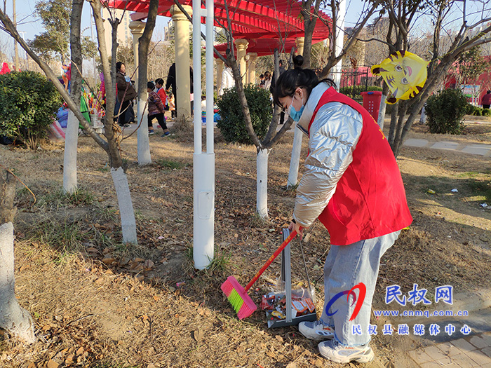 志愿者服務(wù)隊(duì)開(kāi)展義務(wù)打掃衛(wèi)生活動(dòng) 志愿者服務(wù)隊(duì)開(kāi)展義務(wù)打掃衛(wèi)生活動(dòng)