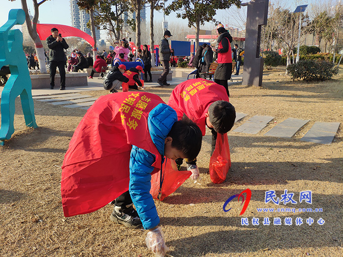 志愿者服務(wù)隊(duì)開(kāi)展義務(wù)打掃衛(wèi)生活動(dòng) 志愿者服務(wù)隊(duì)開(kāi)展義務(wù)打掃衛(wèi)生活動(dòng)