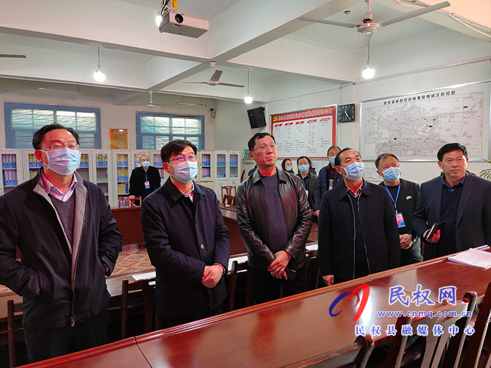 縣委副書記、縣長張團(tuán)結(jié)查看節(jié)假日值班值守情況