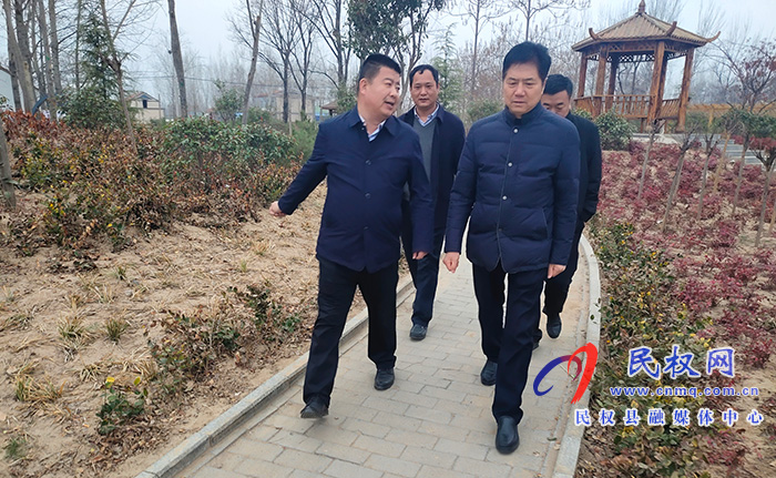 市自然資源和規(guī)劃局黨組成員、副局長張永健到我縣雙塔鎮(zhèn)調(diào)研國土綠化工作