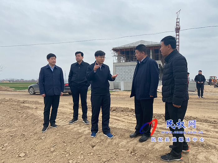 縣委副書記、縣長張團結(jié)察看高標準農(nóng)田建設(shè)基本情況