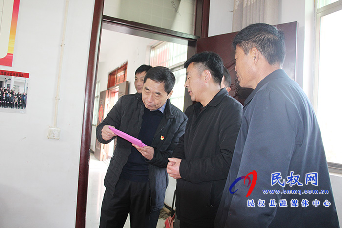 縣委常委、組織部長何玉明到褚廟鄉(xiāng)督導(dǎo)村委換屆選舉工作