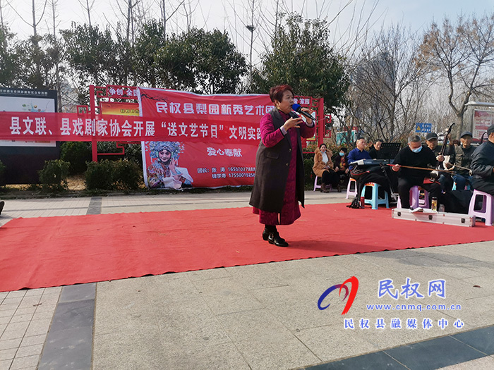 縣文聯(lián)、縣戲劇家協(xié)會(huì)開展“送文藝節(jié)目”文明實(shí)踐主題活動(dòng)