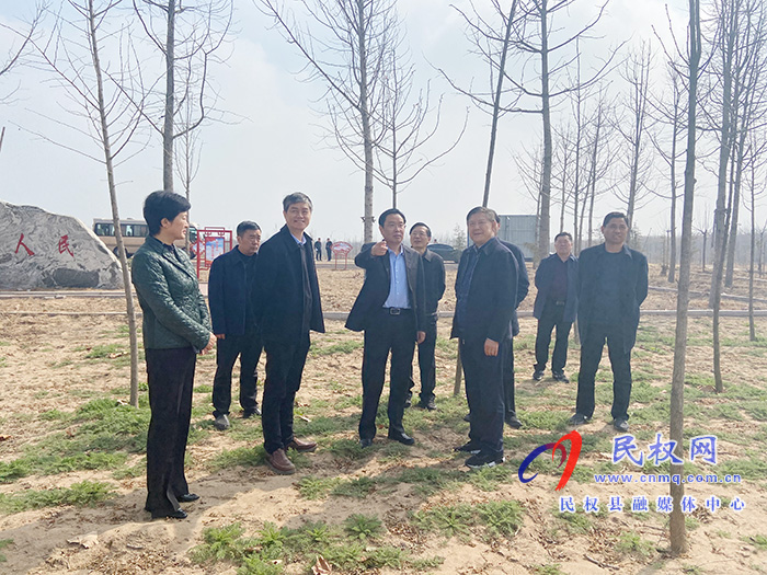 省人大環(huán)資委主任委員、常委會環(huán)資工委主任朱長青帶領調(diào)研組到我縣調(diào)研