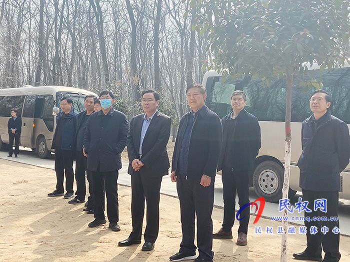 省人大環(huán)資委主任委員、常委會環(huán)資工委主任朱長青帶領調(diào)研組到我縣調(diào)研