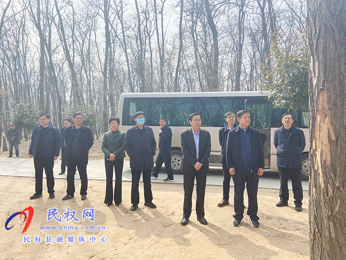 省人大環(huán)資委主任委員、常委會環(huán)資工委主任朱長青帶領調(diào)研組到我縣調(diào)研