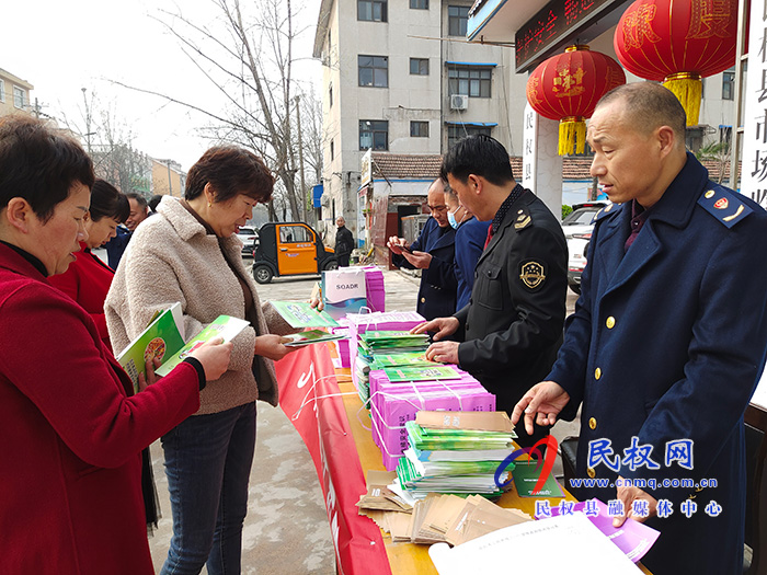 民權(quán)縣市場監(jiān)督管理局開展3·15國際消費者權(quán)益日宣傳服務活動 民權(quán)縣市場監(jiān)督管理局開展3·15國際消費者權(quán)益日宣傳服務活動