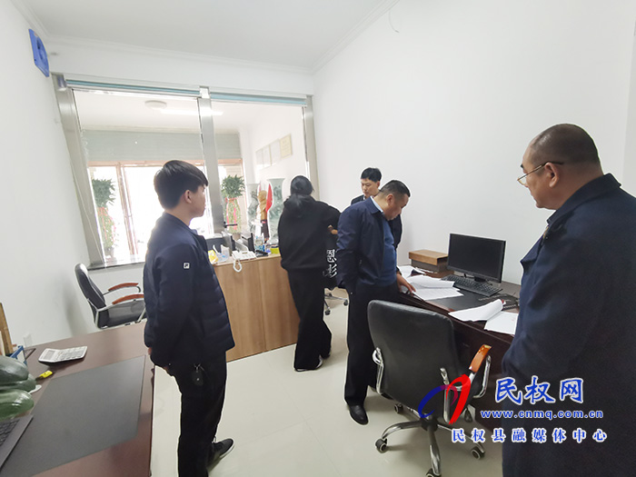 縣金融局開展典當(dāng)行現(xiàn)場(chǎng)檢查 縣金融局開展典當(dāng)行現(xiàn)場(chǎng)檢查