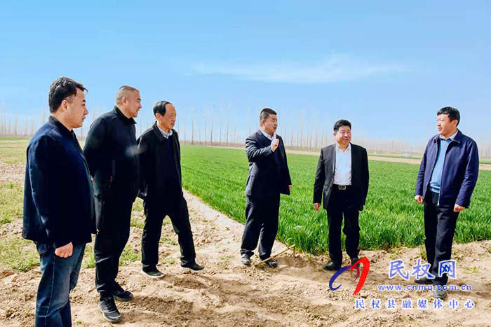 副縣長張士彬、縣總工會(huì)主席瞿志君到野崗鎮(zhèn)、人和鎮(zhèn)調(diào)研葡萄酒基地建設(shè)發(fā)展情況