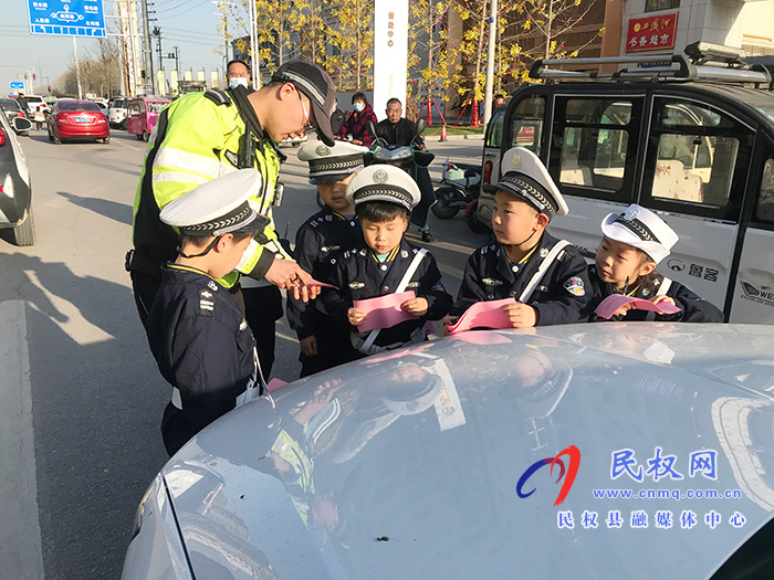 民東新區(qū)實(shí)驗(yàn)幼兒園開展“交通安全從娃娃抓起”系列主題教育活動(dòng) 民東新區(qū)實(shí)驗(yàn)幼兒園開展“交通安全從娃娃抓起”系列主題教育活動(dòng)