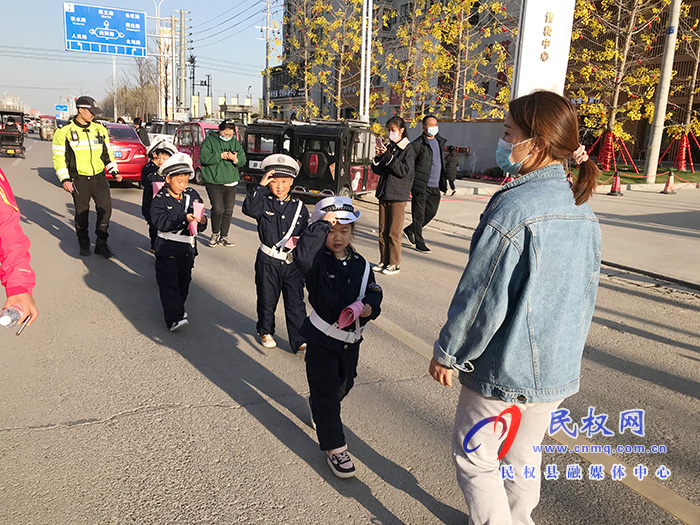 民東新區(qū)實(shí)驗(yàn)幼兒園開展“交通安全從娃娃抓起”系列主題教育活動(dòng) 民東新區(qū)實(shí)驗(yàn)幼兒園開展“交通安全從娃娃抓起”系列主題教育活動(dòng)