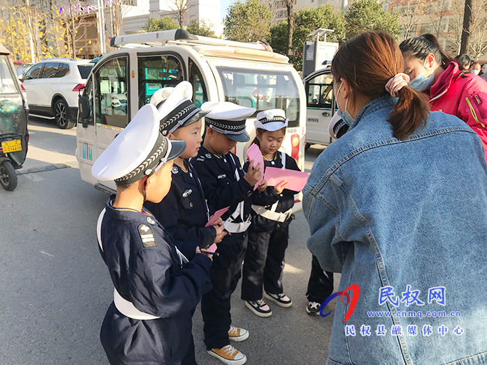民東新區(qū)實(shí)驗(yàn)幼兒園開展“交通安全從娃娃抓起”系列主題教育活動(dòng) 民東新區(qū)實(shí)驗(yàn)幼兒園開展“交通安全從娃娃抓起”系列主題教育活動(dòng)