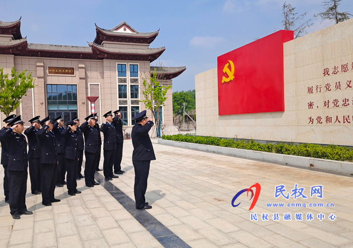 鄭州鐵路公安處民權(quán)北站派出所、民權(quán)站派出所赴雙塔鎮(zhèn)秣坡村紅色基地開展黨史學(xué)習(xí)教育