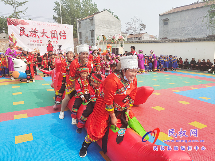 白云寺鎮(zhèn)馬崗小天使幼兒園舉行“民族大團(tuán)結(jié)”主題運(yùn)動會 白云寺鎮(zhèn)馬崗小天使幼兒園舉行“民族大團(tuán)結(jié)”主題運(yùn)動會