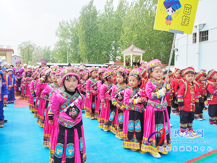 白云寺鎮(zhèn)馬崗小天使幼兒園舉行“民族大團(tuán)結(jié)”主題運(yùn)動會 白云寺鎮(zhèn)馬崗小天使幼兒園舉行“民族大團(tuán)結(jié)”主題運(yùn)動會