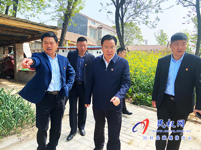 市人大常委會副主任、縣委書記姬脈常到白云寺鎮(zhèn)柏木崗村開展“三·五” 基層工作日活動