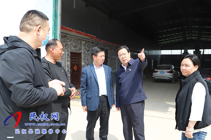 市人大常委會副主任、縣委書記姬脈常到白云寺鎮(zhèn)柏木崗村開展“三·五” 基層工作日活動