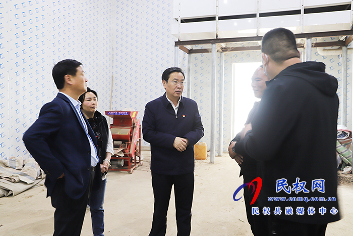 市人大常委會副主任、縣委書記姬脈常到白云寺鎮(zhèn)柏木崗村開展“三·五” 基層工作日活動