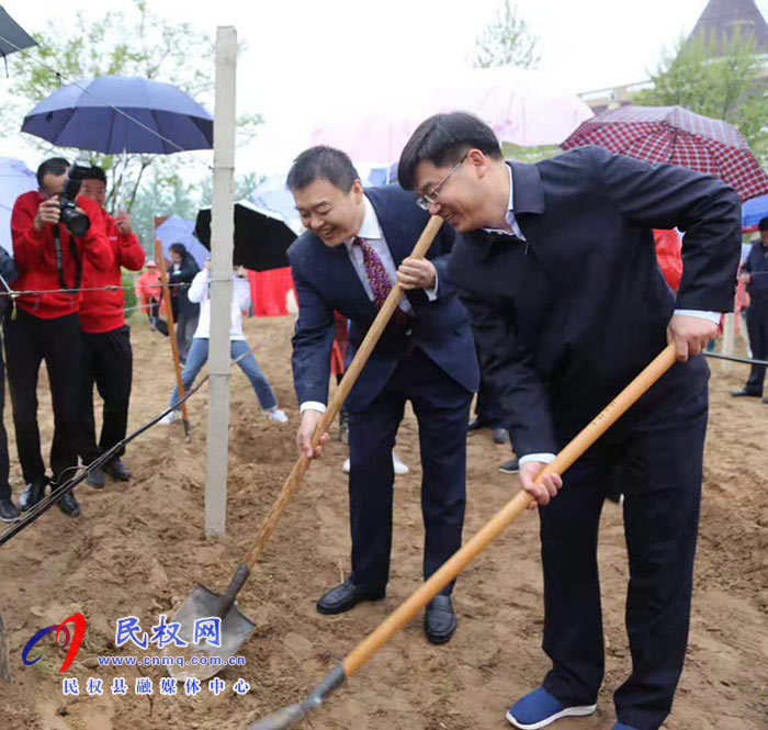 參加第十二屆國際葡萄與葡萄酒學術研討會暨黃河故道葡萄酒產(chǎn)區(qū)高質(zhì)量發(fā)展論壇與會人員為葡萄紀念園揭牌 參加第十二屆國際葡萄與葡萄酒學術研討會暨黃河故道葡萄酒產(chǎn)區(qū)高質(zhì)量發(fā)展論壇與會人員為葡萄紀念園揭牌