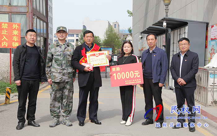 縣領(lǐng)導(dǎo)慰問榮獲二等功現(xiàn)役軍人王嘯天家屬 縣領(lǐng)導(dǎo)慰問榮獲二等功現(xiàn)役軍人王嘯天家屬