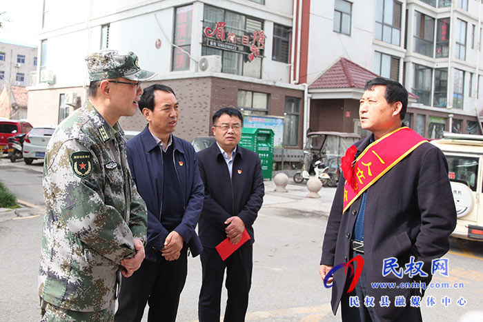 縣領(lǐng)導(dǎo)慰問榮獲二等功現(xiàn)役軍人王嘯天家屬 縣領(lǐng)導(dǎo)慰問榮獲二等功現(xiàn)役軍人王嘯天家屬