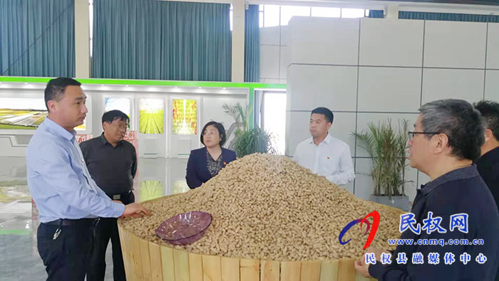 省政協(xié)文史館館長許文霞一行蒞民參觀學(xué)習(xí) 省政協(xié)文史館館長許文霞一行蒞民參觀學(xué)習(xí)