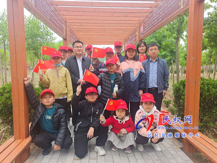 “河南好人”唐志發(fā)關愛新時代好少年捐贈儀式在雙塔鎮(zhèn)黨史教育基地秣坡村舉行 “河南好人”唐志發(fā)關愛新時代好少年捐贈儀式在雙塔鎮(zhèn)黨史教育基地秣坡村舉行