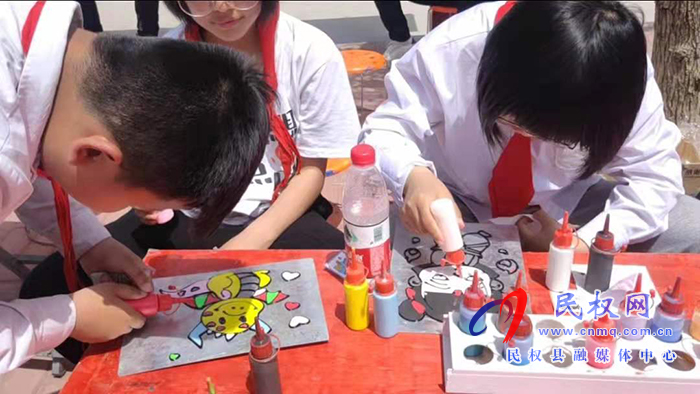 民權(quán)求實(shí)小學(xué)開展“小小購物節(jié)”活動 民權(quán)求實(shí)小學(xué)開展“小小購物節(jié)”活動