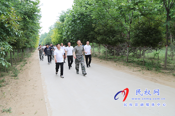 縣人武部、退役軍人事務(wù)管理局聯(lián)合開展“百年黨史路，啟航新征程”健步走暨“我為群眾辦實事”志愿者服務(wù)活動
