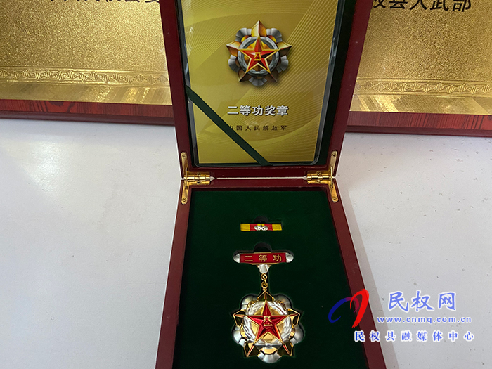 縣人武部政委潘俊琦走訪(fǎng)慰問(wèn)榮獲二等功現(xiàn)役軍人屠艷鋒家屬 縣人武部政委潘俊琦走訪(fǎng)慰問(wèn)榮獲二等功現(xiàn)役軍人屠艷鋒家屬