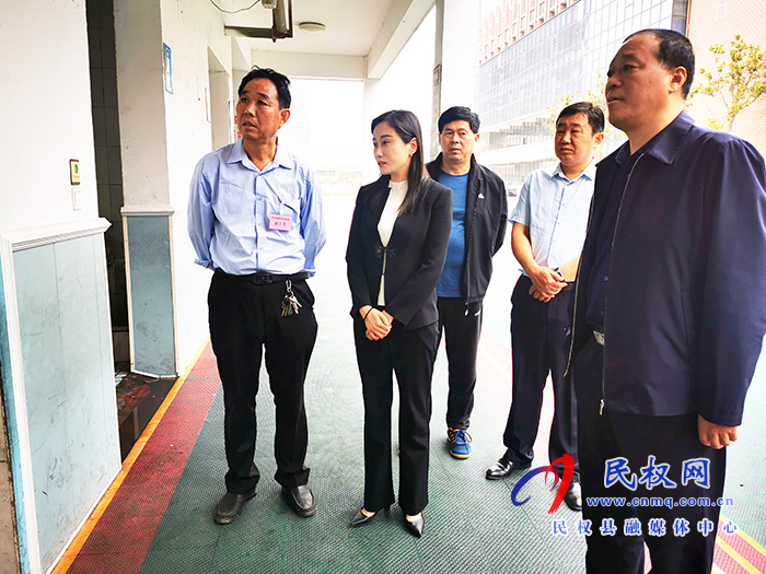 副縣長(zhǎng)朱琳察看全縣九年級(jí)第二次模擬考試 副縣長(zhǎng)朱琳察看全縣九年級(jí)第二次模擬考試