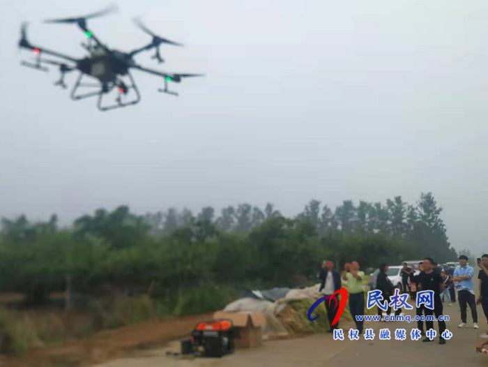 園藝站舉辦無人機噴藥現(xiàn)場演示觀摩會 園藝站舉辦無人機噴藥現(xiàn)場演示觀摩會