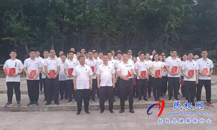 民權(quán)縣金融機(jī)構(gòu)開展“學(xué)黨史、展形象、凝心聚力促發(fā)展”健步走活動