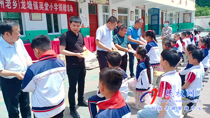 捐贈助學 大愛無疆——海燕出版社(民權(quán)鄭州老鄉(xiāng))為吳堂小學捐贈圖書 捐贈助學 大愛無疆——海燕出版社(民權(quán)鄭州老鄉(xiāng))為吳堂小學捐贈圖書