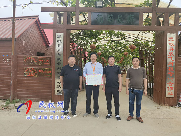 縣人社局為“全國優(yōu)秀農(nóng)民工”李國禮發(fā)放榮譽(yù)證書和獎(jiǎng)?wù)? title=