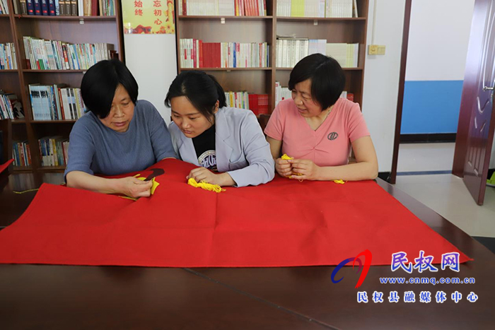 民權(quán)縣自然資源局開展“同心向黨 共繡黨旗”活動(dòng) 民權(quán)縣自然資源局開展“同心向黨 共繡黨旗”活動(dòng)