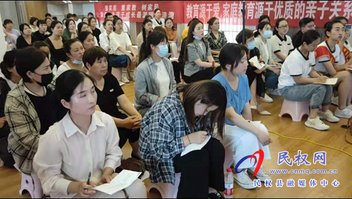 育兒講堂開講備受家長歡迎 育兒講堂開講備受家長歡迎