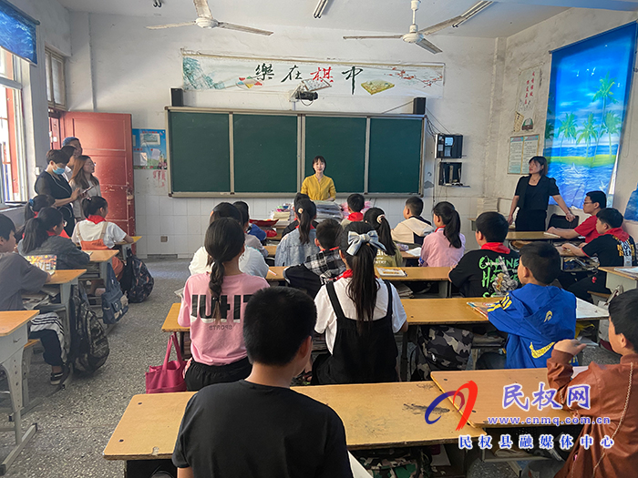 伯黨鄉(xiāng):六一愛(ài)心慰問(wèn) 情暖留守兒童 伯黨鄉(xiāng):六一愛(ài)心慰問(wèn) 情暖留守兒童