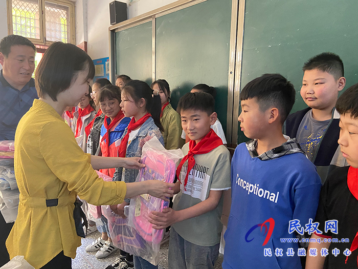 伯黨鄉(xiāng):六一愛(ài)心慰問(wèn) 情暖留守兒童 伯黨鄉(xiāng):六一愛(ài)心慰問(wèn) 情暖留守兒童