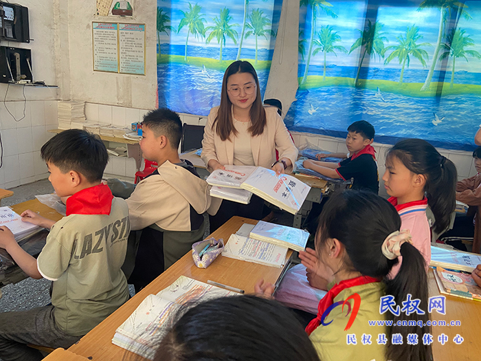 伯黨鄉(xiāng):六一愛(ài)心慰問(wèn) 情暖留守兒童 伯黨鄉(xiāng):六一愛(ài)心慰問(wèn) 情暖留守兒童