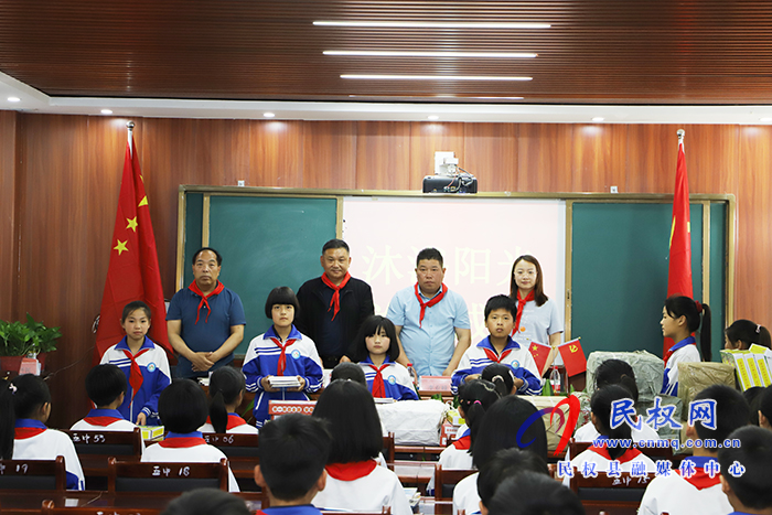 沐浴陽(yáng)光?關(guān)愛(ài)成長(zhǎng)——《下一代英才》雜志社為人和鎮(zhèn)高集學(xué)校捐贈(zèng)圖書(shū) 沐浴陽(yáng)光?關(guān)愛(ài)成長(zhǎng)——《下一代英才》雜志社為人和鎮(zhèn)高集學(xué)校捐贈(zèng)圖書(shū)