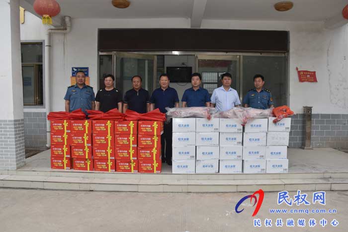 民權縣交通運輸局慰問胡集鄉(xiāng)“三夏”工作人員 民權縣交通運輸局慰問胡集鄉(xiāng)“三夏”工作人員