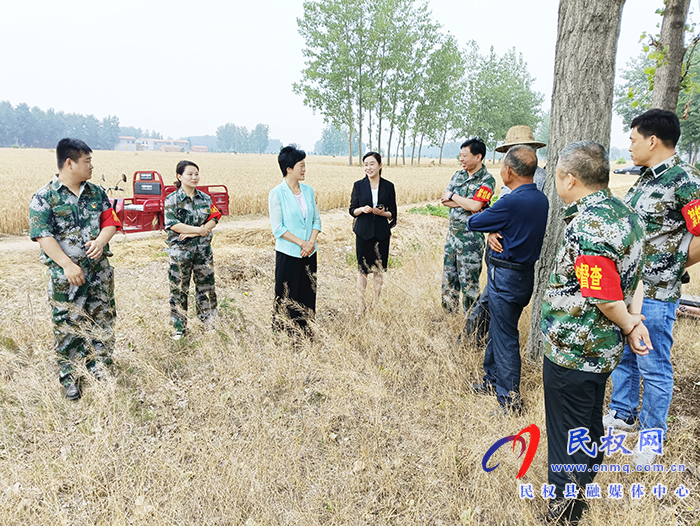縣人大常委會主任周燕、副縣長朱琳到老顏集鄉(xiāng)查看“三夏”安全生產(chǎn)暨秸稈禁燒工作開展情況