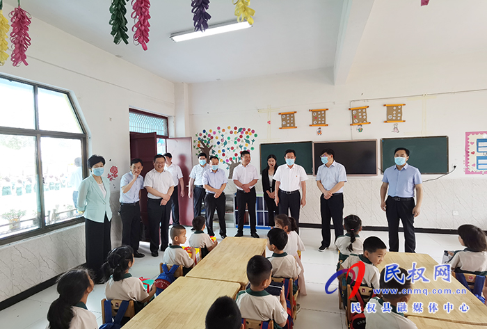縣領(lǐng)導(dǎo)“六一”看望慰問少年兒童 縣領(lǐng)導(dǎo)“六一”看望慰問少年兒童