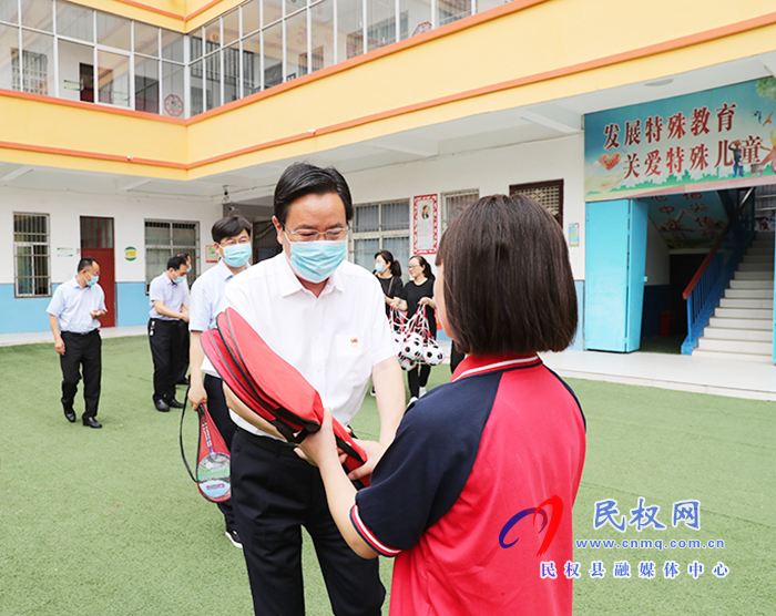縣領(lǐng)導(dǎo)“六一”看望慰問少年兒童 縣領(lǐng)導(dǎo)“六一”看望慰問少年兒童