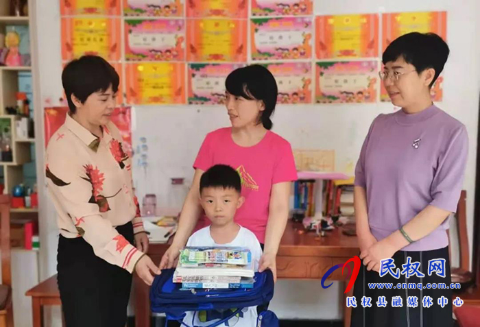 民權(quán)縣總工會開展“六一特別關(guān)愛活動” 民權(quán)縣總工會開展“六一特別關(guān)愛活動”