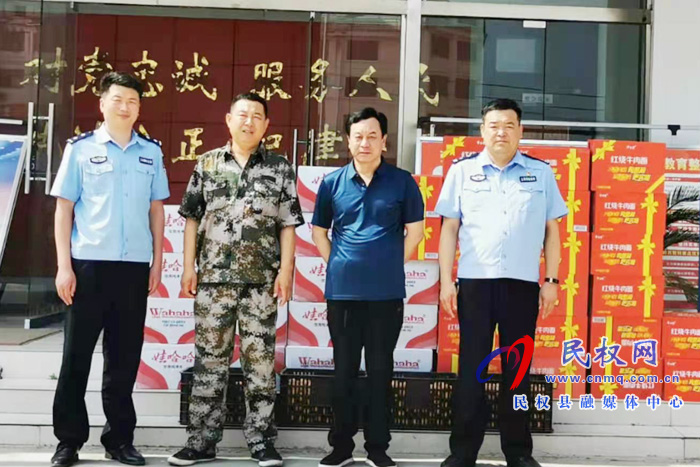 龍?zhí)伶?zhèn)黨委書記張一鳴慰問(wèn)鎮(zhèn)派出所一線公安干警 龍?zhí)伶?zhèn)黨委書記張一鳴慰問(wèn)鎮(zhèn)派出所一線公安干警